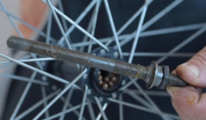 Nettoyer le roulement à billes du moyeu vélo