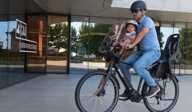Transporter bébé à vélo dans siège avant