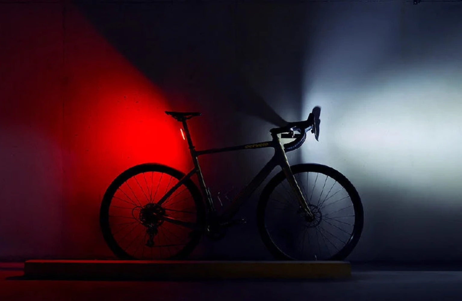 Vélo avec éclairage avant et arrière