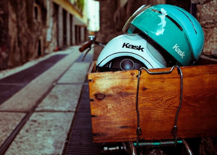 plusieurs casques kask dans un environnement urbain