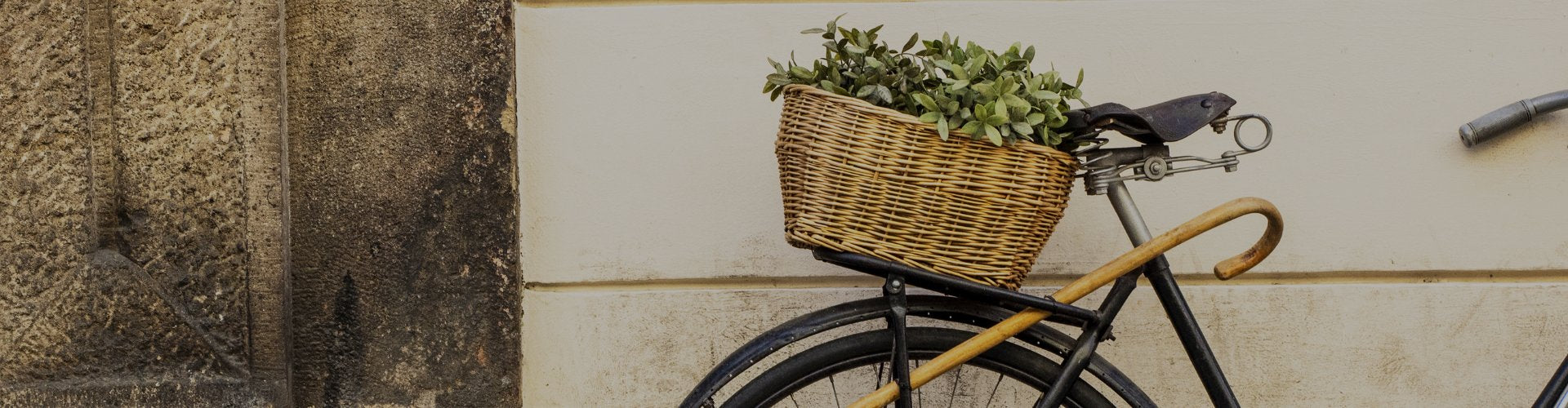 panier de vélo en osier sur un vélo vintage