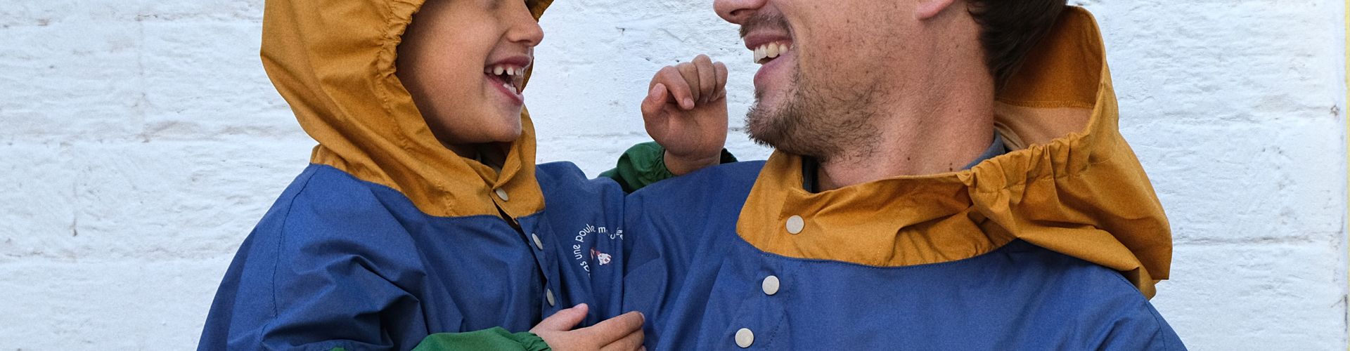 Deux hommes avec casque vélo