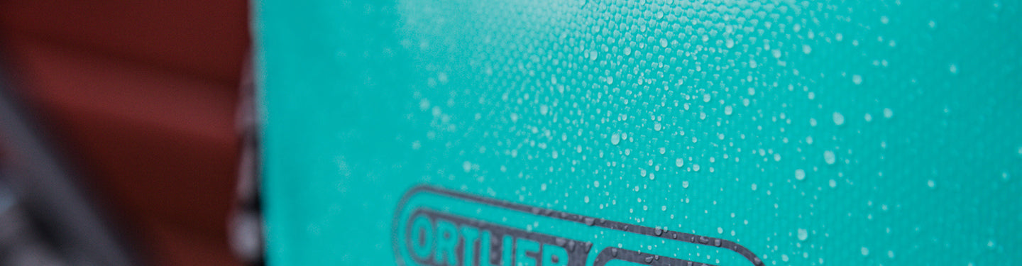 Eau qui coule sur une sacoche de vélo étanche