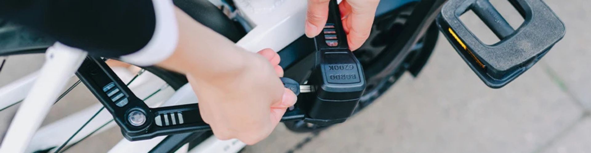 Antivol pliable accroché à un vélo