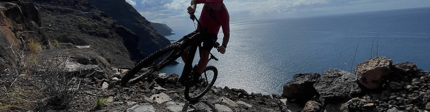 Cycliste faisant du VTT