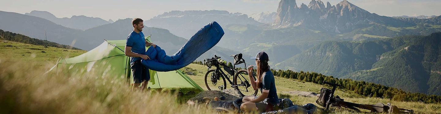 Personne en cyclo camping dans la nature