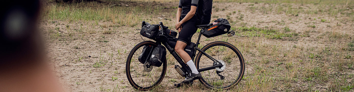 Cycliste avec une sacoche de selle vélo
