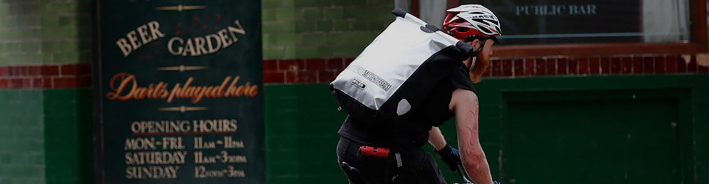 Coursier sur son vélo avec un sac à dos