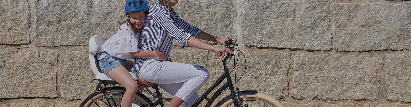 Siège enfant installé sur un porte-bagages de vélo