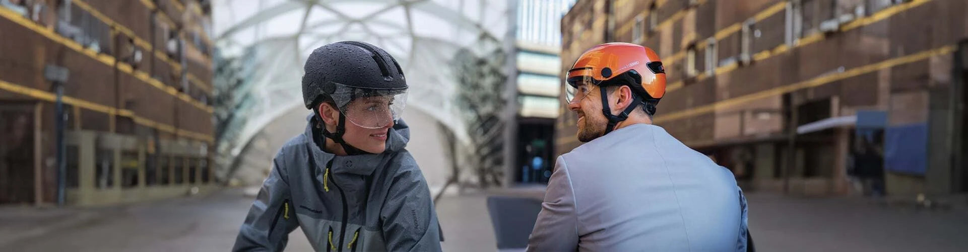 Casque à visière noir et orange Abus Y ace