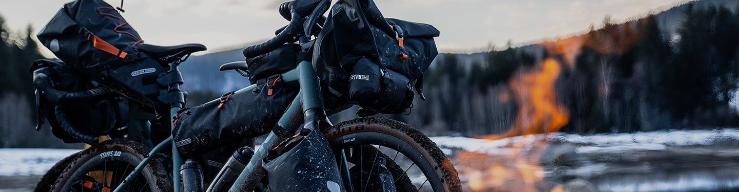 Vélo équipé de sacoches pour bikepacking