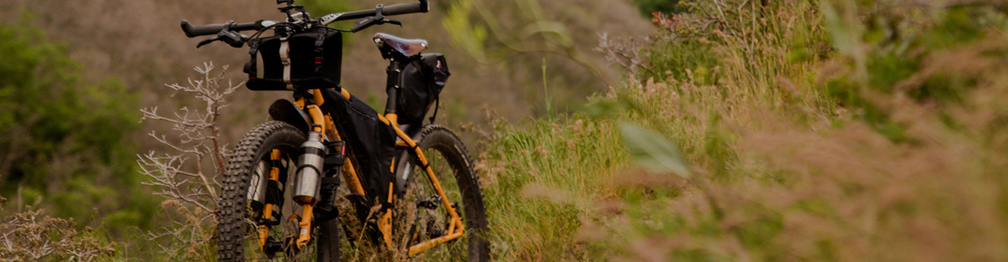 Vélo avec des porte-bidons