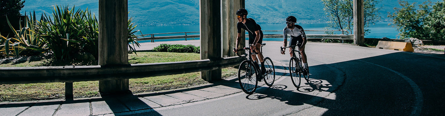 Cyclistes pratiquant du vélo de route