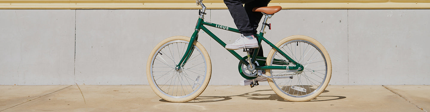 Enfant faisant du vélo avec un vélo 14 pouces