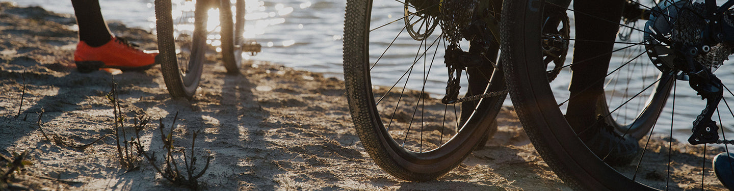 pneus vélo gravel au bord de l'eau