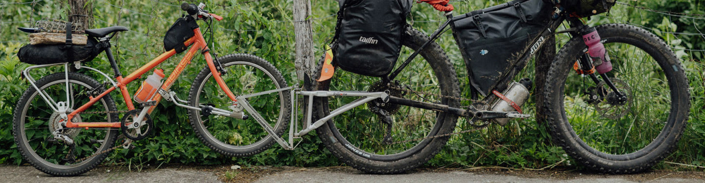 Barre de traction Follow Me avec un vélo adulte et un vélo enfant