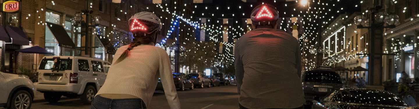 Cyclistes avec des casques vélo connectés et éclairés