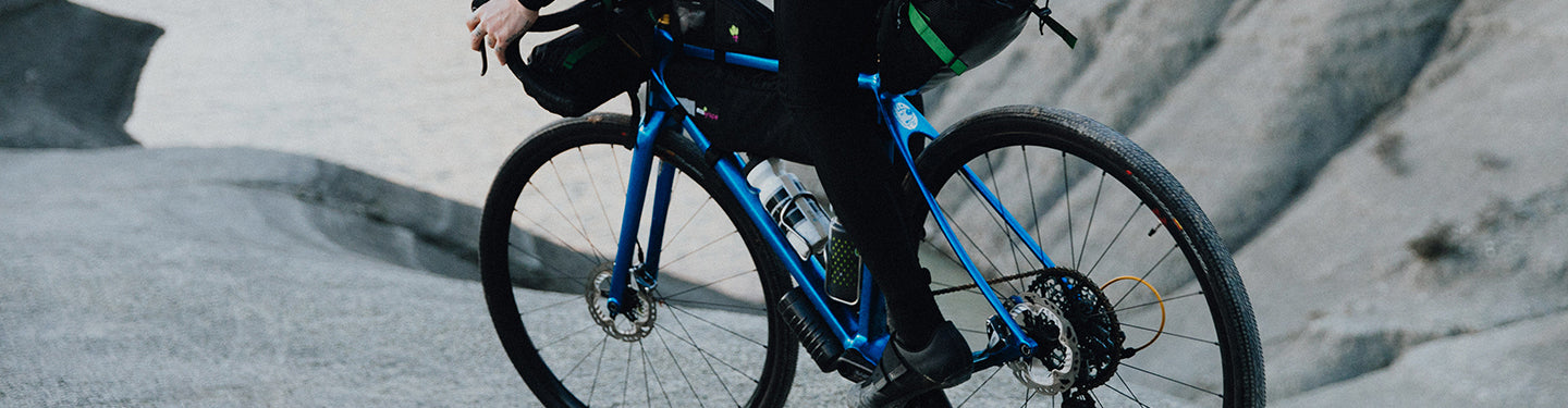 Vélo équipé de porte-bidons et bidon vélo