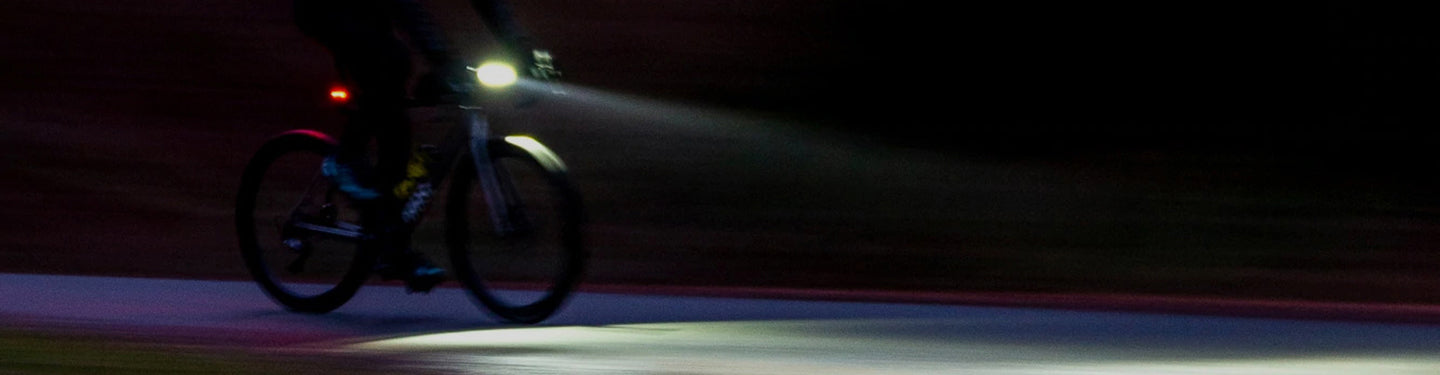 Personne faisant du vélo avec un éclairage longue distance puissant