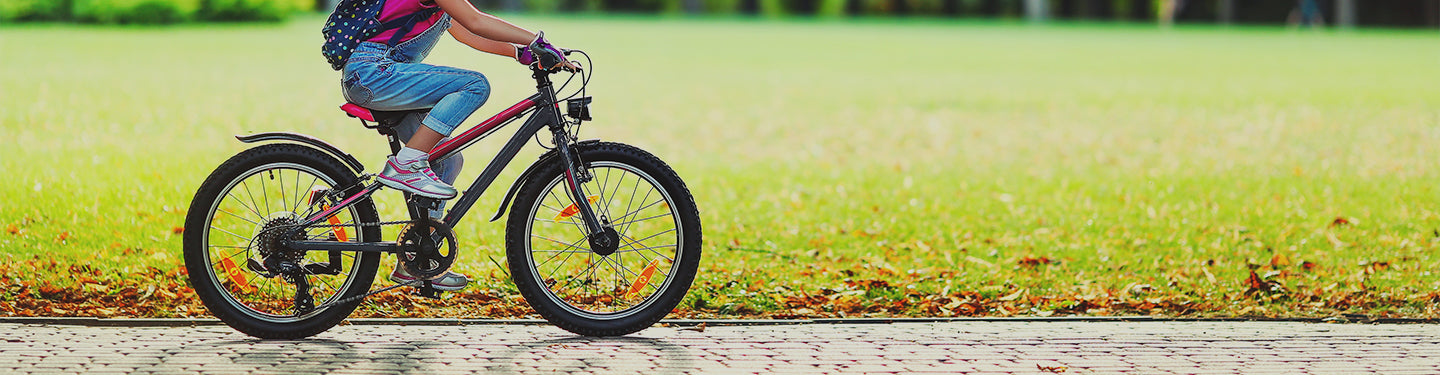 Zoom sur les roues d'un vélo enfant