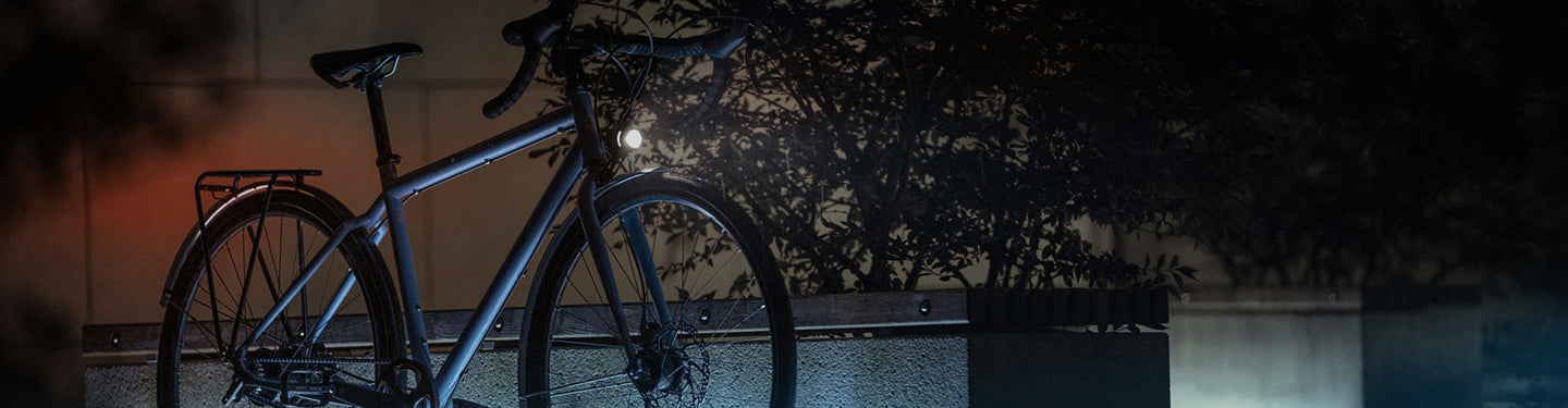 Vélo avec un éclairage avant dans la nuit