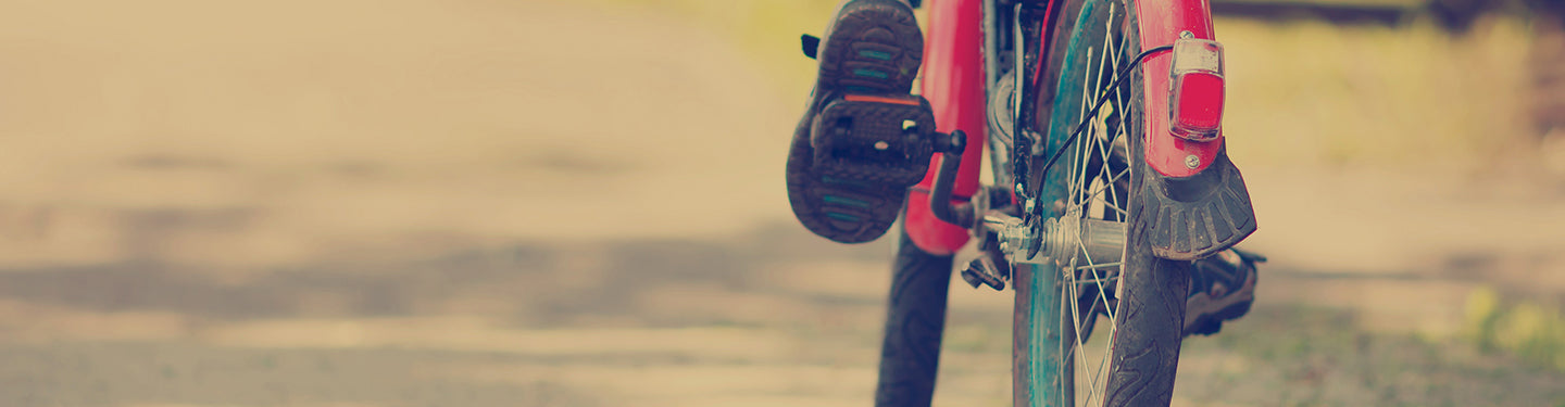 Enfant faisant du vélo avec des pneus 12 pouces