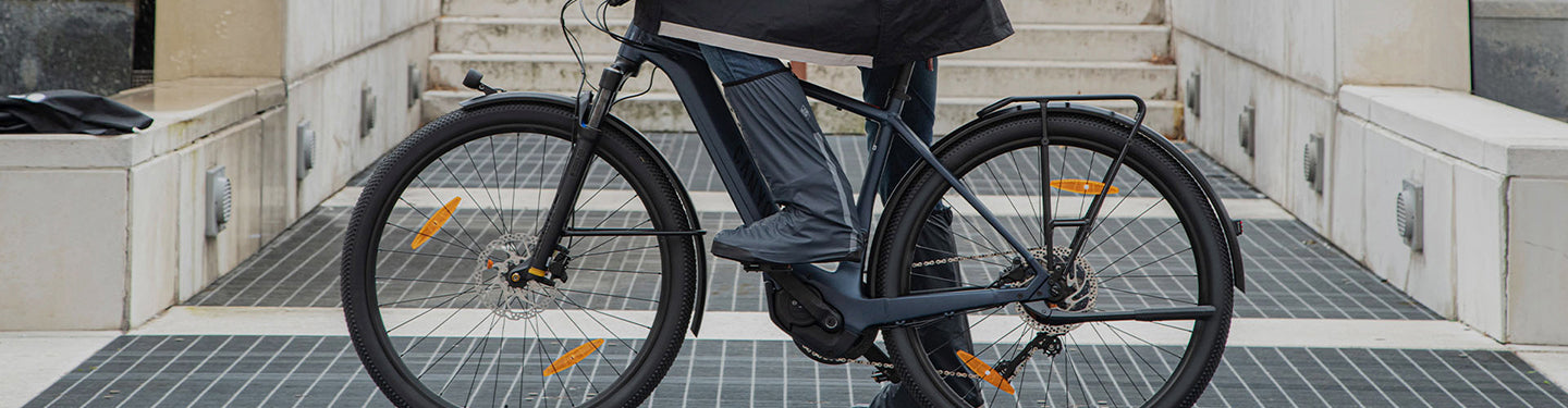 Zoom sur un cycliste équipé pour la pluie avec des couvre-chaussures
