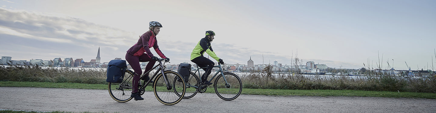 Cyclistes avec des vélos équipés de sacoches et tenues de voyage