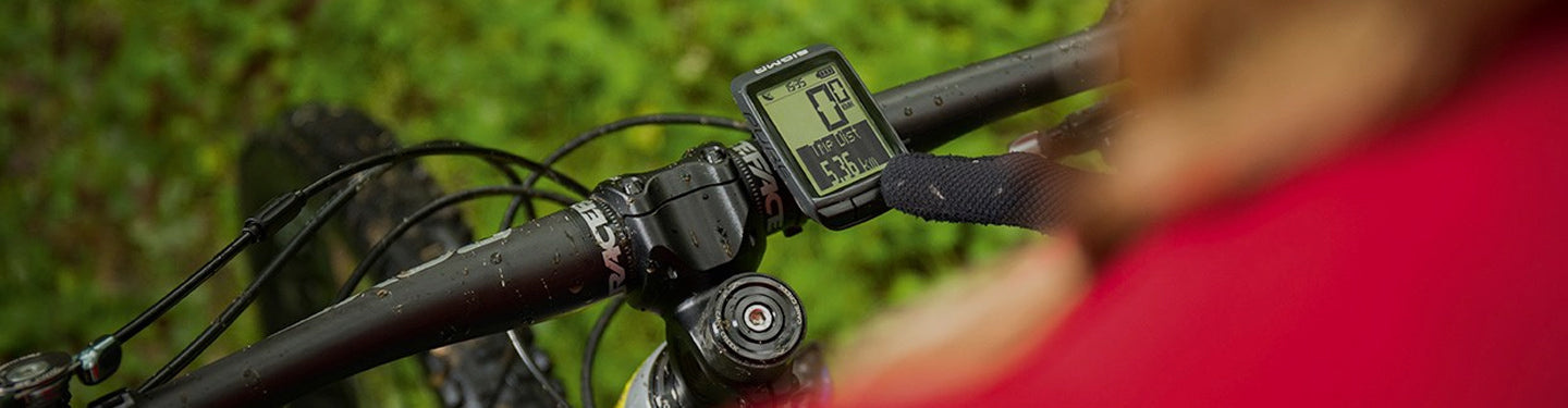 Guidon de vélo équipé d'un compteur Sigma