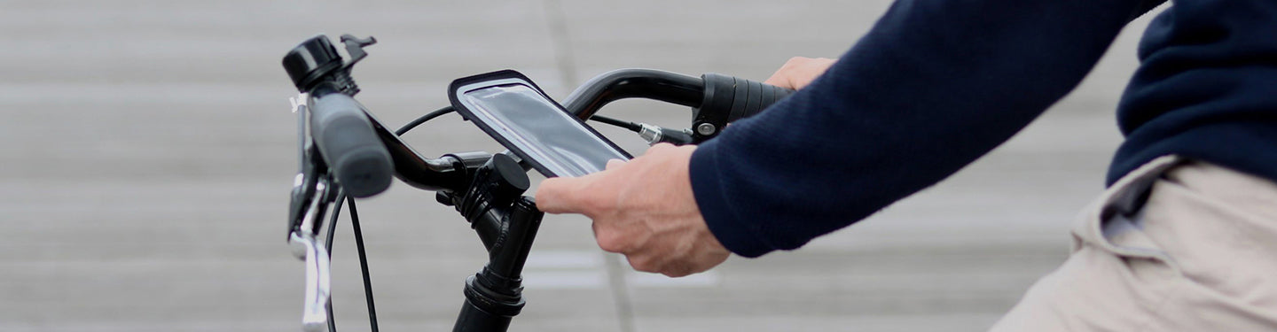 Téléphone dans son support sur guidon vélo