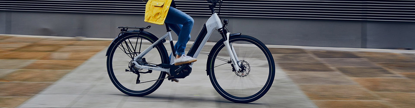 Personne faisant du vélo sur un vélo électrique 