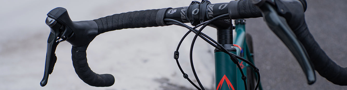 Guidon de vélo avec un zoom sur les leviers de frein