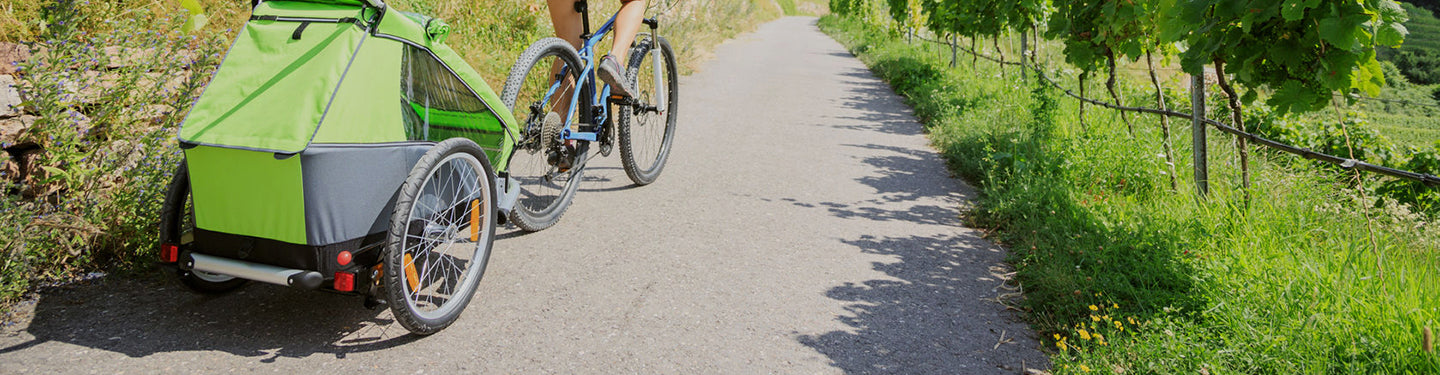 Vélo avec sa remorque vélo en promenade