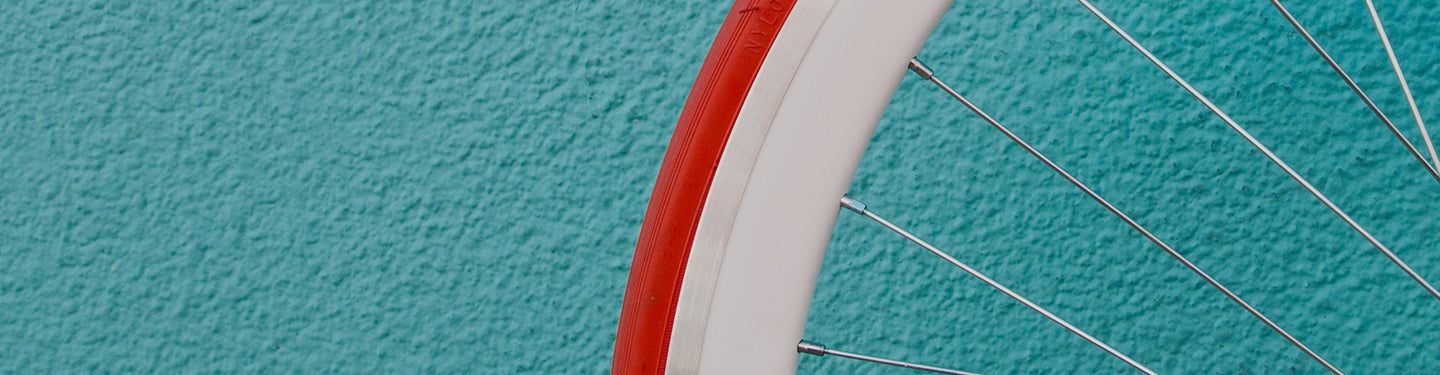 Pneu vélo coloré sur fond coloré