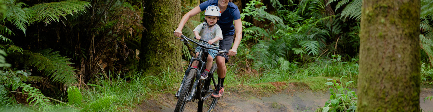 Cycliste faisant du vélo avec son enfant