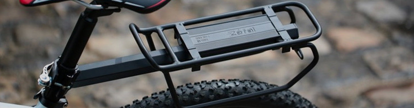 Porte-bagages fixé sur tige de selle