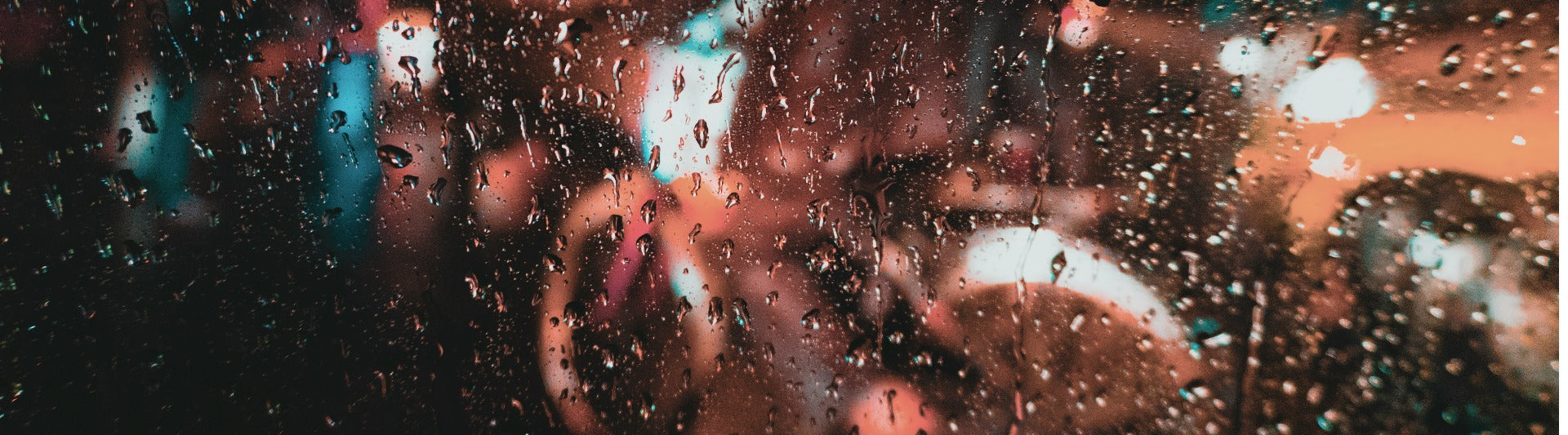 un cycliste pédale en ville sous la pluie