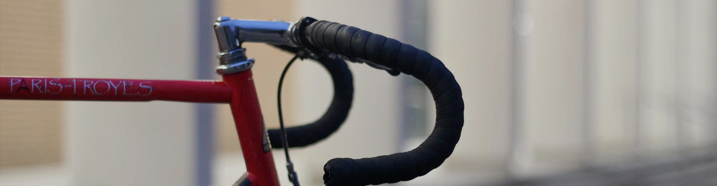 Zoom sur le guidon et la potence d'un vélo