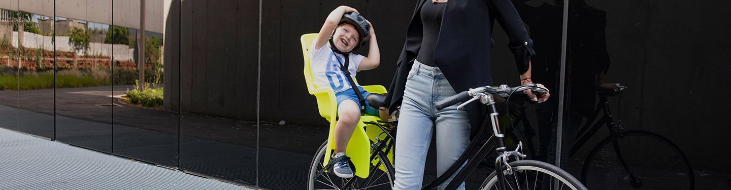 Enfant sur un siège vélo arrière