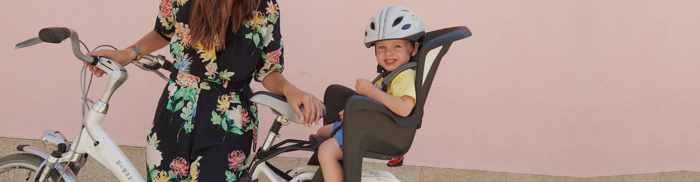 Enfant dans un siège arrière vélo de la marque Polisport