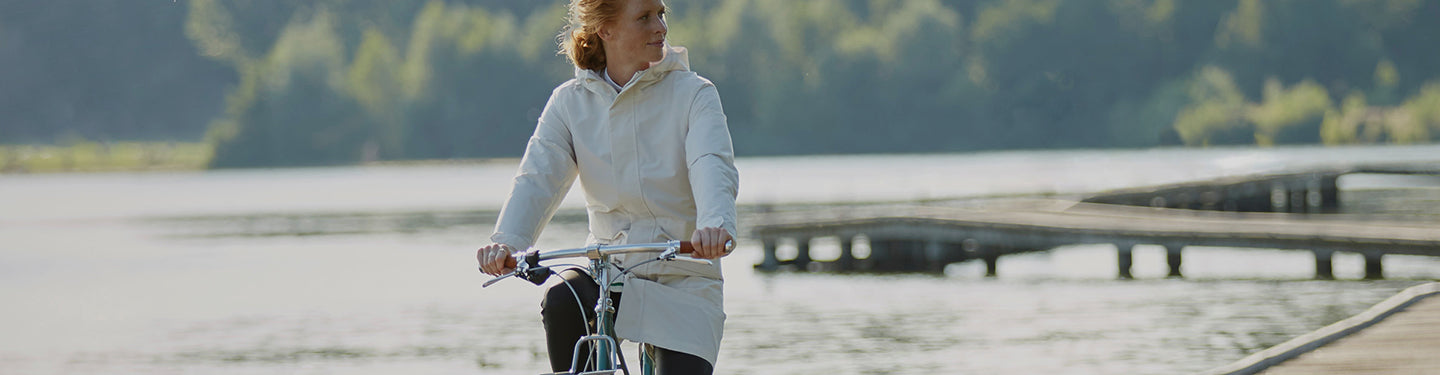 Femme sur son vélo avec une veste 