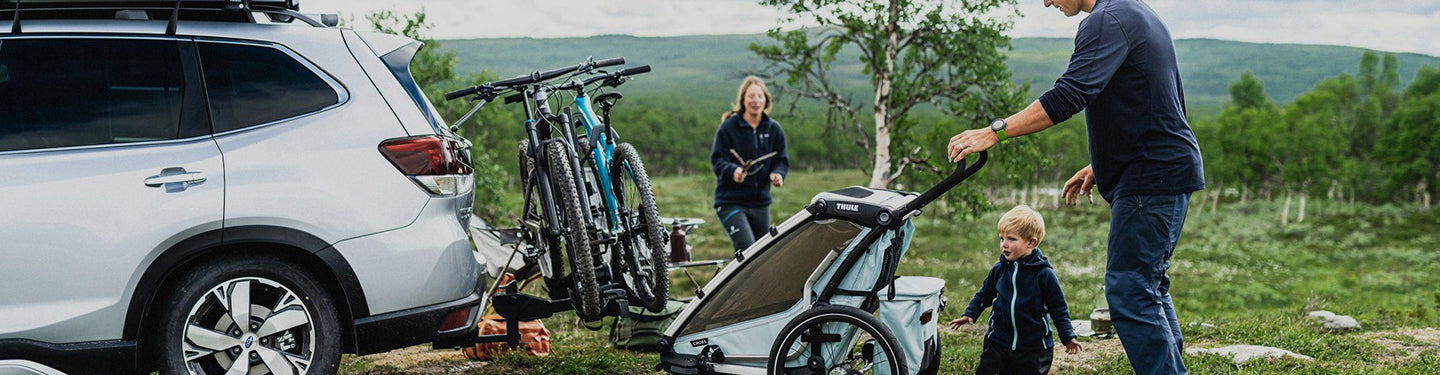 Famille avec un porte vélo sur la voiture
