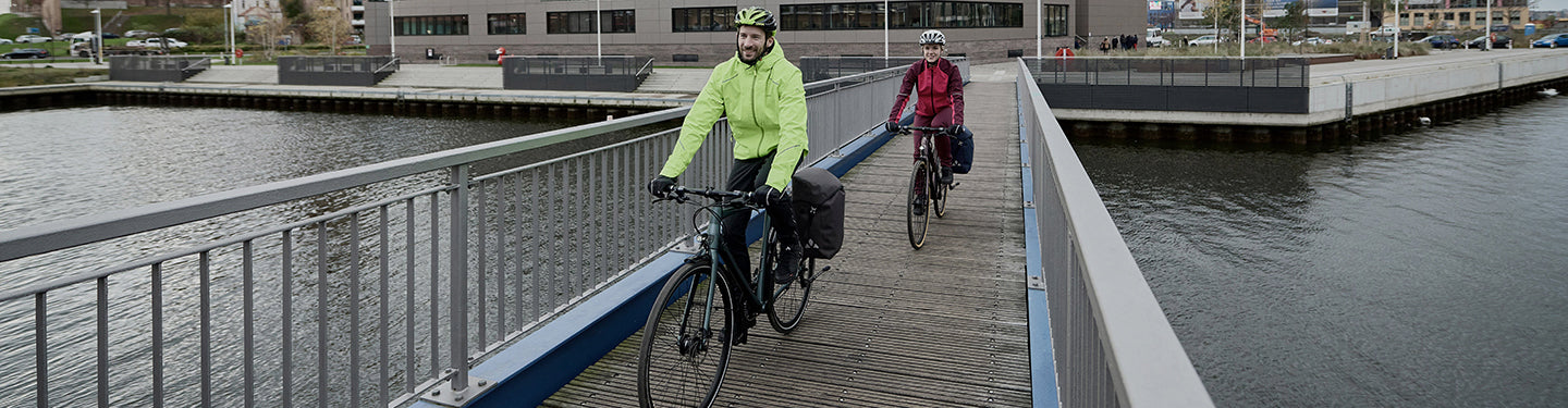 Cyclistes avec des vestes pour faire du vélo en ville