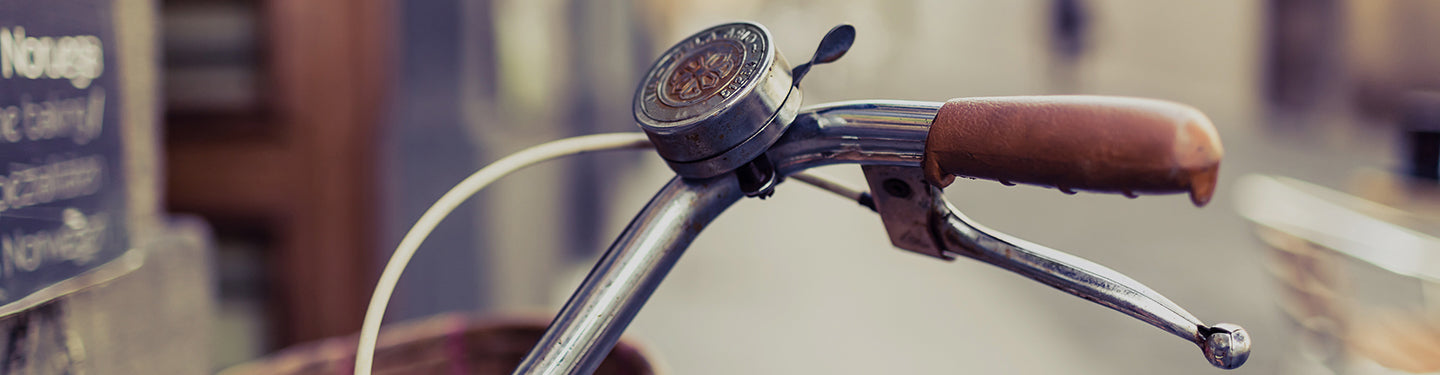 Zoom sur guidon de vélo avec une sonnette vintage