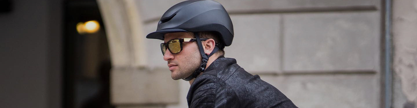 Cycliste équipé d'un casque vélo urbain