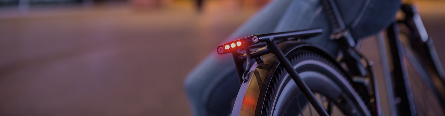 Vélo avec feu arrière sur porte-bagages