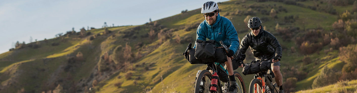 Cyclistes dans la nature avec des sacoches de bikepacking Topeak