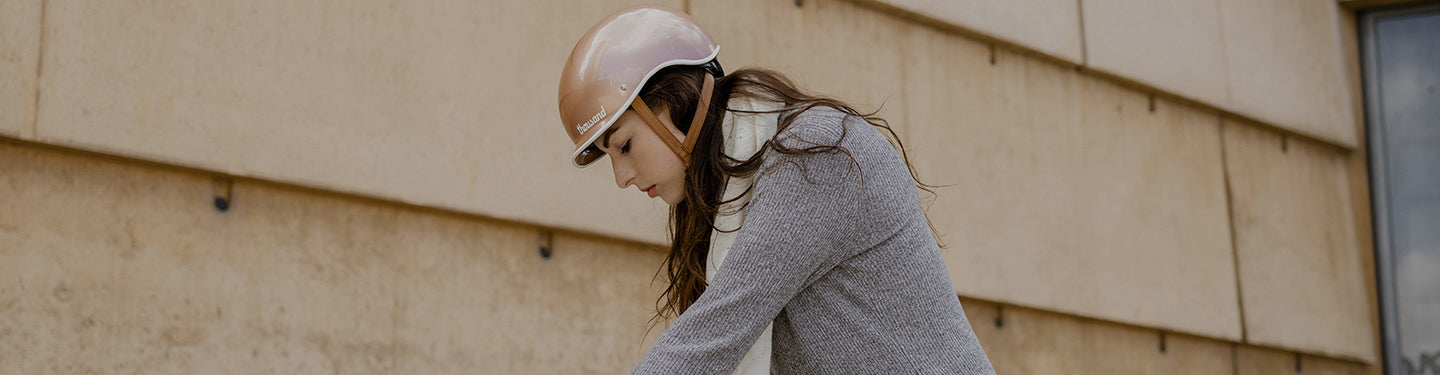 Femme avec un casque vélo style vintage