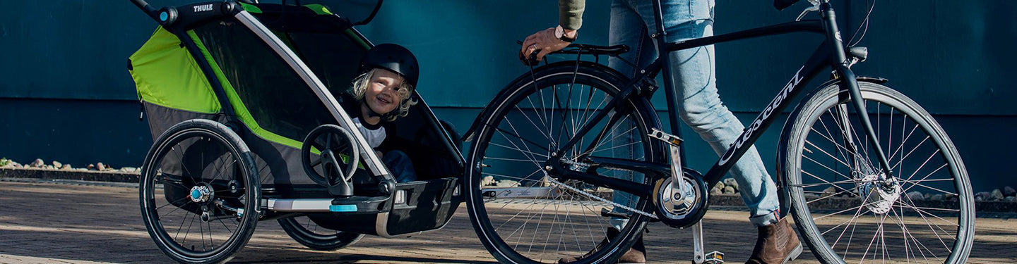 Vélo équipé d'une remorque enfant
