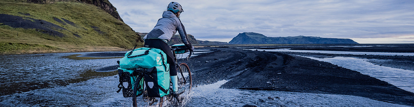 Cycliste avec un équipement de cyclotourisme et une sacoche triple